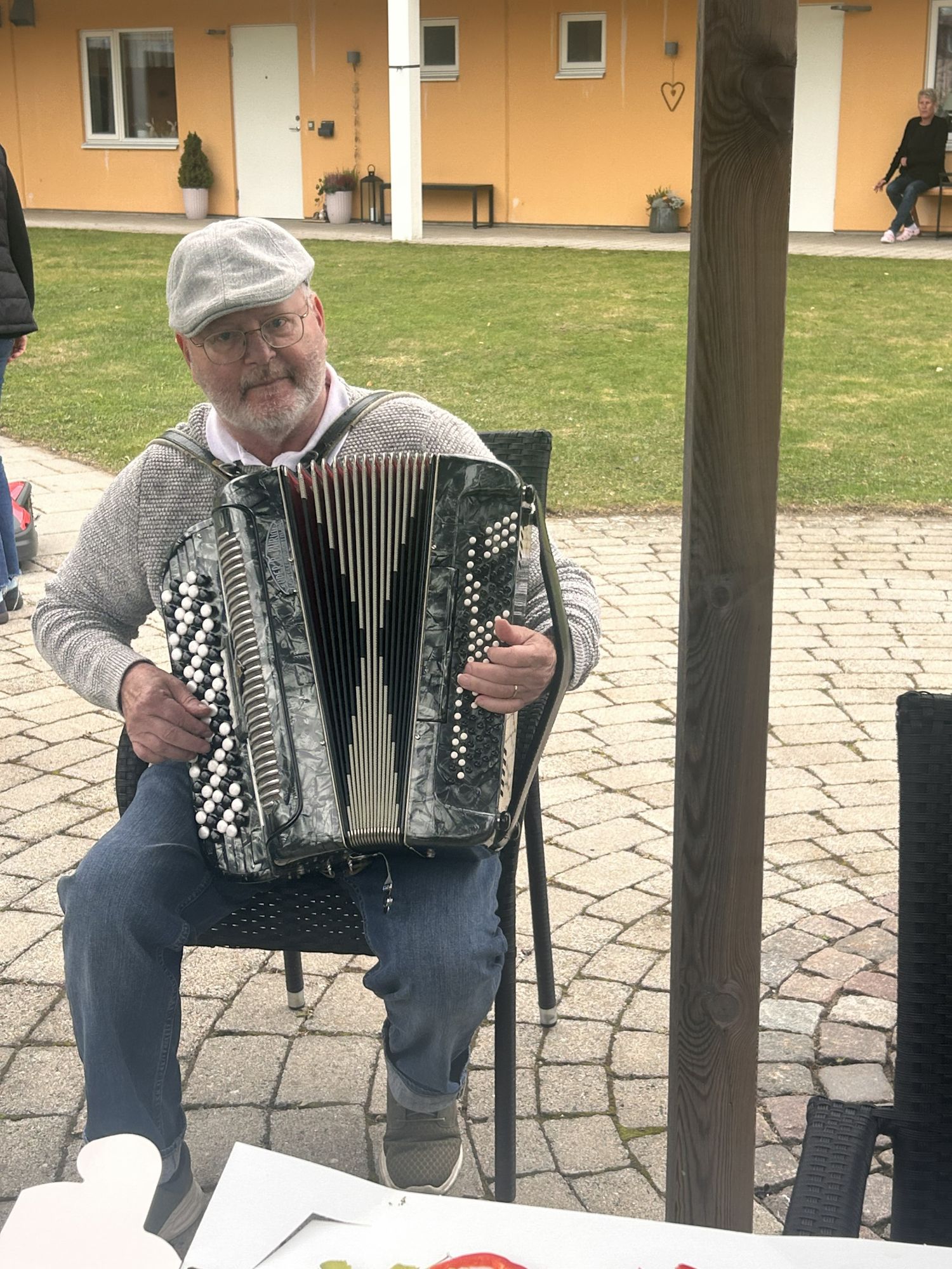 Man som spelar dragspel