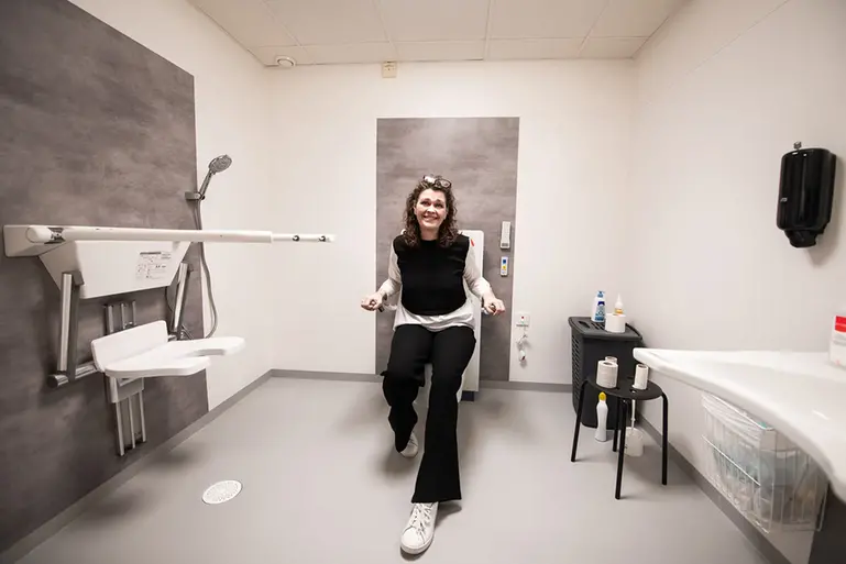 Enhetschef Maria visar det nya hygienutrymmet