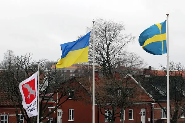 Tomelilla kommuns, Ukrainas och Sveriges flagga.